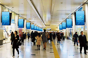 ⼤阪駅NGB1階東西通路デジタルサイネージ